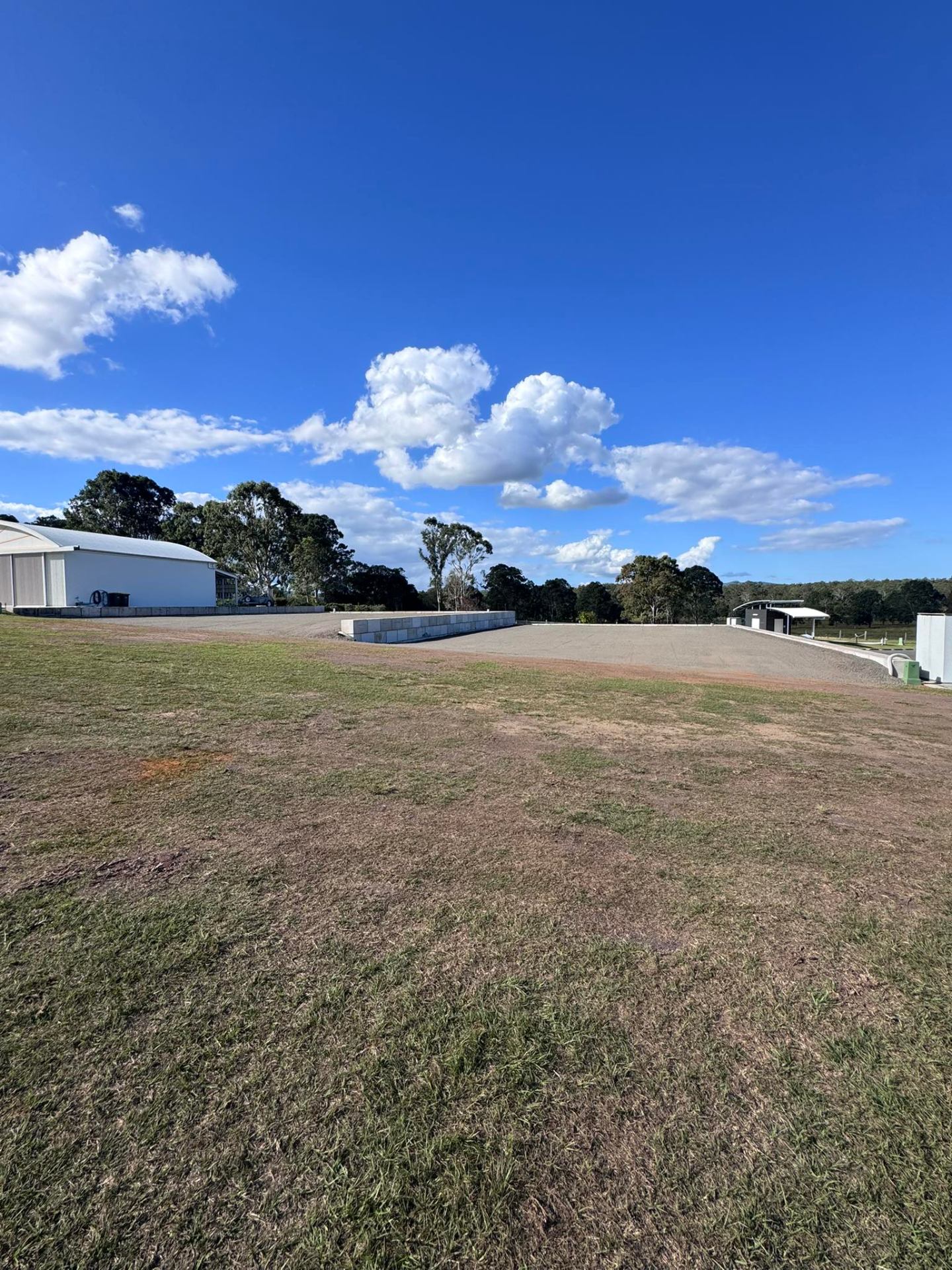 Levelled arena pad with block retaining wall