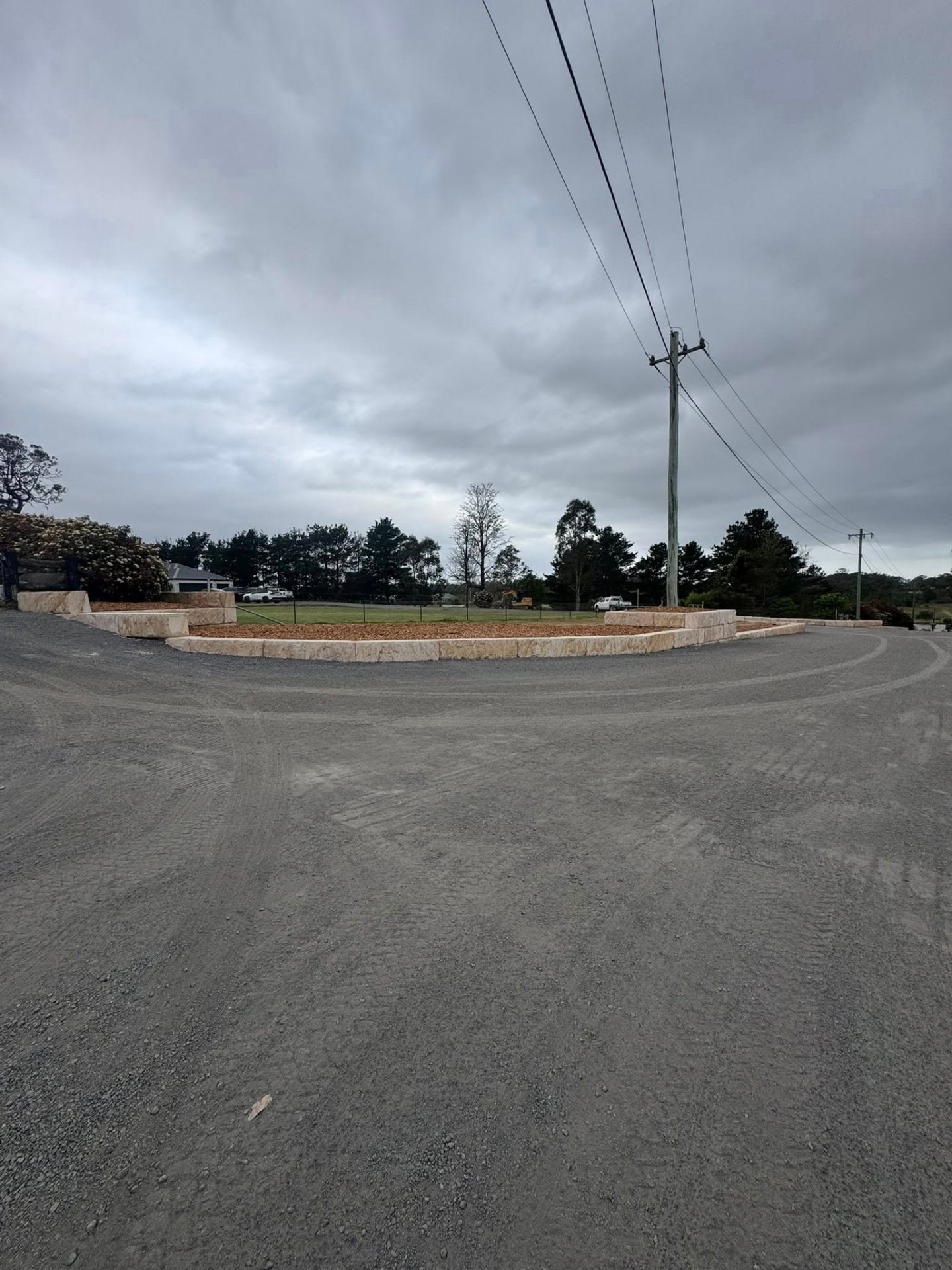Gravel turnaround with sandstone retaining